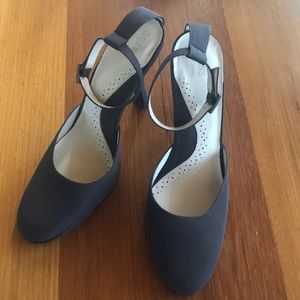 Women’s Guess heels